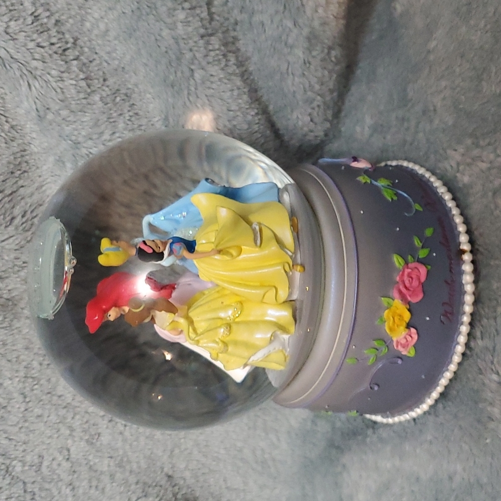 Vintage Disney princess snow ❄️ globe